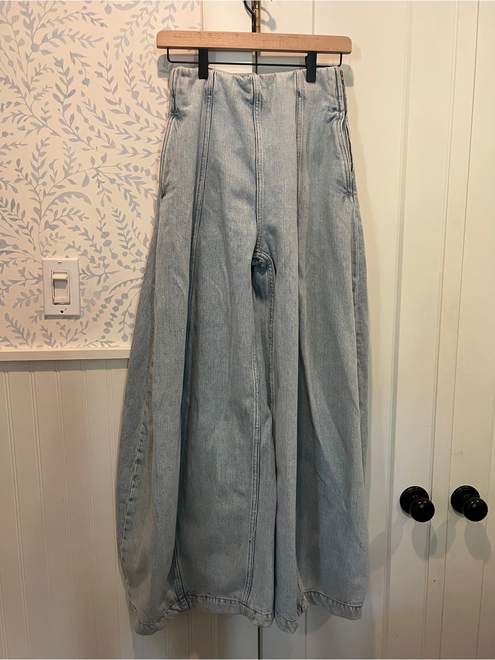 Zara like new Light Wash barrel Jeans Small